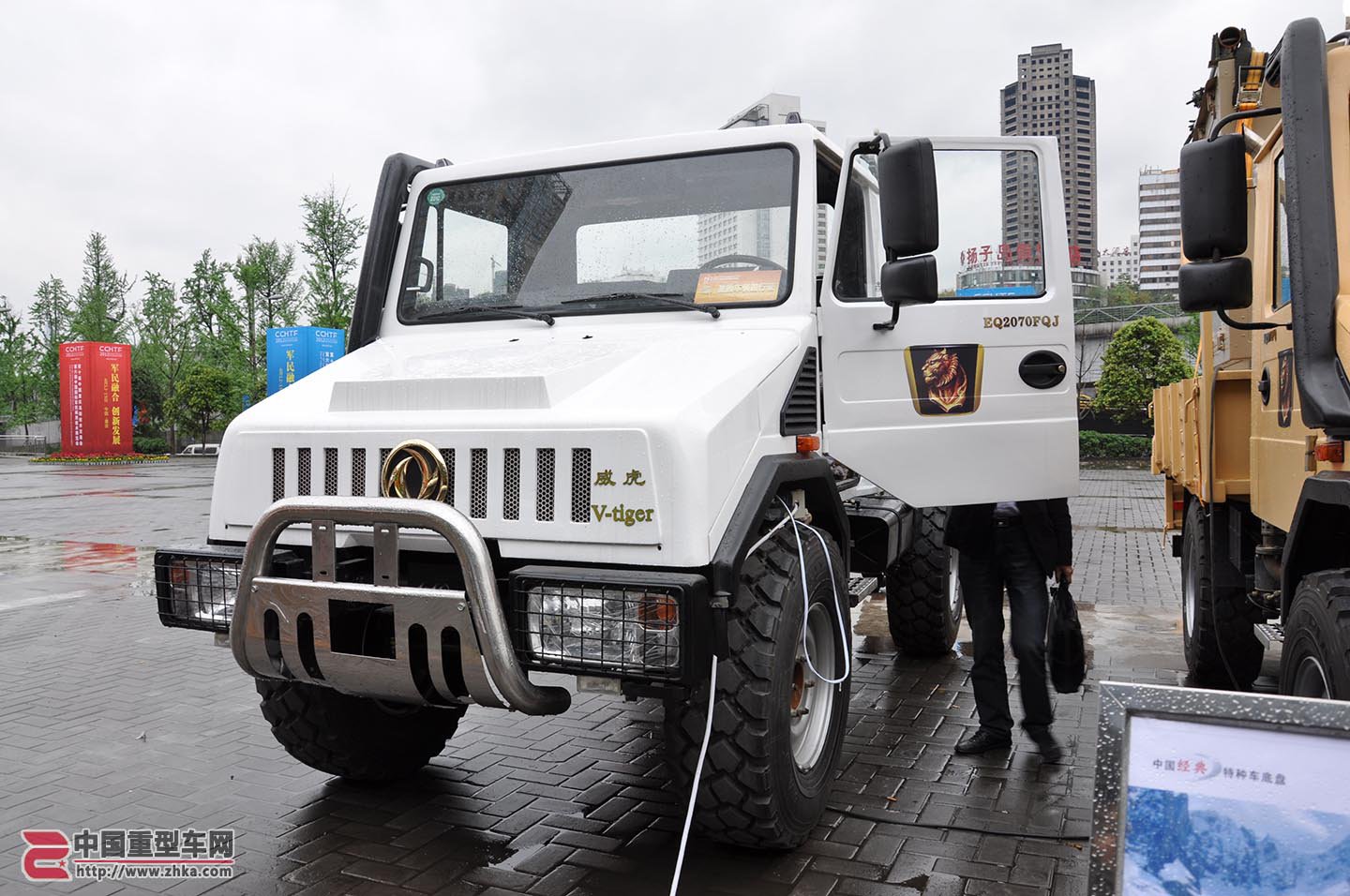 这款车在路上几乎见不到 东风版乌尼莫克威虎eq2070fqj 4x4越野卡车